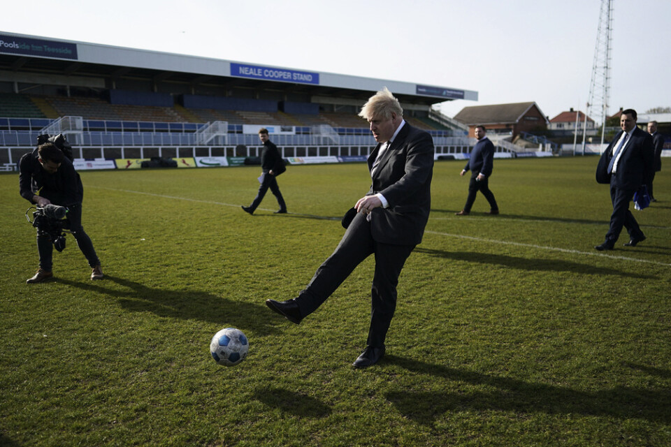 Storbritanniens premiärminister Boris Johnson sparkar boll under ett besök i Hartlepool inför torsdagens fyllnadsval i staden.