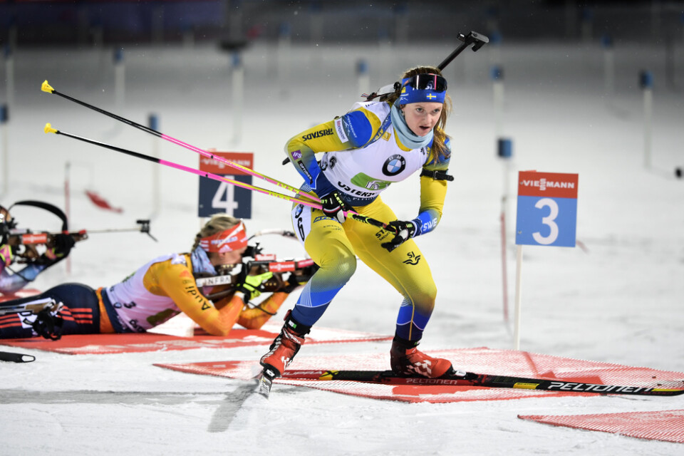 Sveriges Mona Brorsson under lördagens mixedstafett när världscupen i skidskytte startade i Östersund.