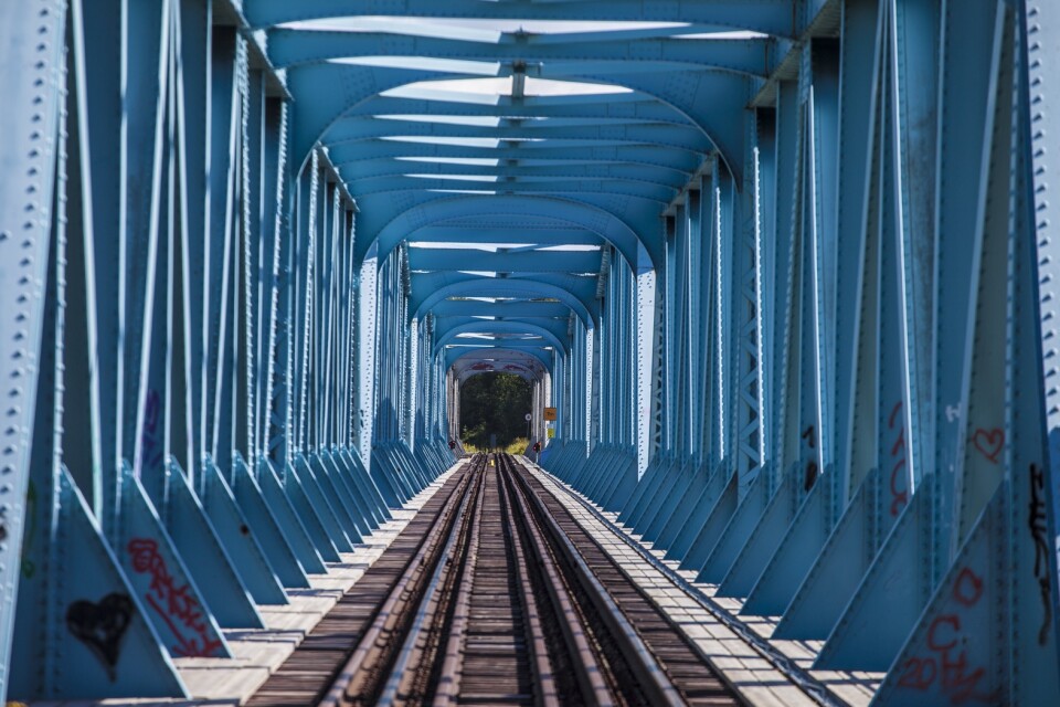 Den vackra järnvägsbron över Torne älv i Haparanda.