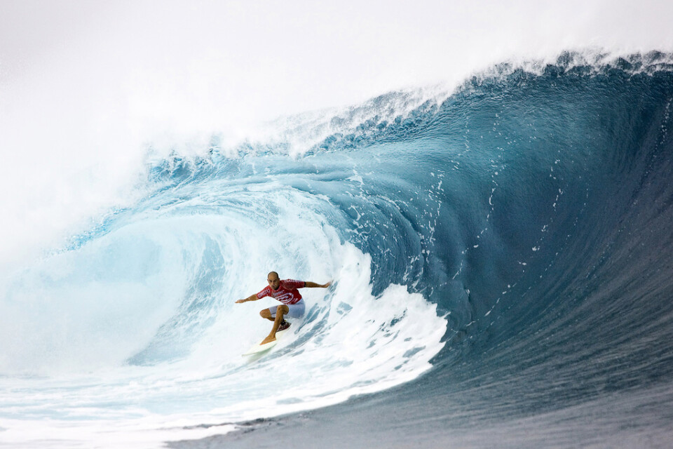 Här, i vattnet utanför staden Teahupoo, ska surfingen avgöras under OS 2024. Tävlingarna kommer därmed hållas 15|000 kilometer från värdstaden Paris. På bilden syns den amerikanska surfingstjärnan Kelly Slater under en tävling 2005. Arkivbild.