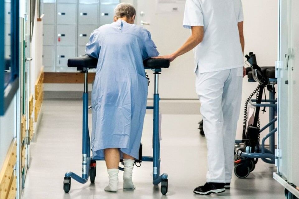 Att återinföra vårdbiträden gör att sjuksköterskor kan lägga mer av sin tid på att träffa patienter i stället för kringuppgifter.