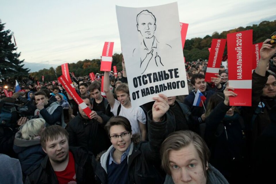 I S:t Peterburg greps över 60 personer när polisen slog till mot demonstranterna.