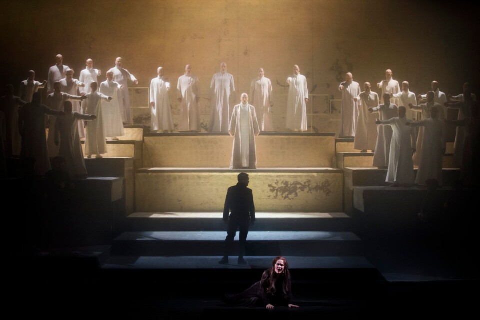Kungliga Operans Kör i rollen som präster, Ivan Defabiani som Radamas och Katarina Dalayman som Amneris.