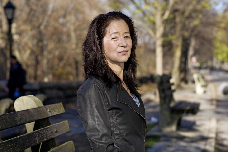 Japansk-amerikanska författaren Julie Otsukas nya roman ”Simmarna” handlar om simning, demens och sprickorna i tillvaron.