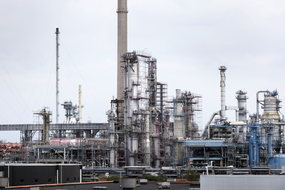 Snart inleder Preem tillverkningen av förnybar bensin gjord av sågspån vid raffinaderiet i Lysekil. Arkivbild.