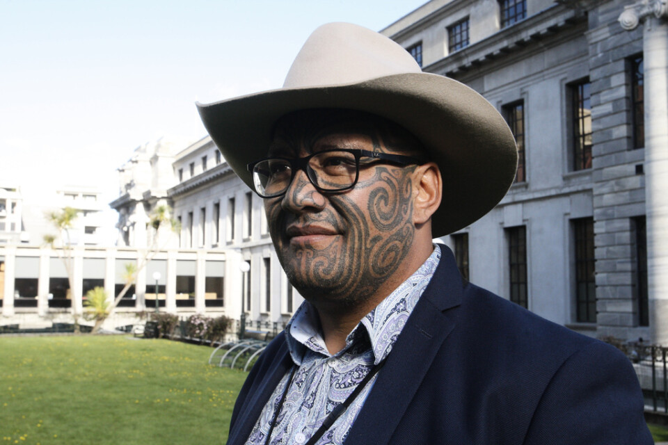 En av maoripartiets två ledare, Rawiri Waititi, utanför Nya Zeelands parlament. Arkivbild.