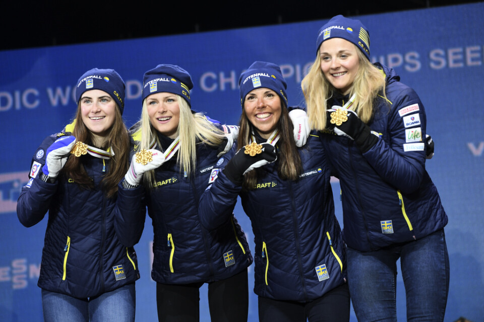 Stina Nilsson (till höger) med sina gamla landslagskompisar Ebba Andersson, Frida Karlsson, Charlotte Kalla efter guldet i stafett i skid-VM 2019. Arkivbild.