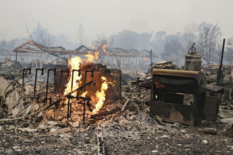 Tusentals människor har tvingats lämna sina hem och minst hundra hus har totalförstörts i skogsbränderna i norra Kalifornien. Den amerikanska delstatens guvernör Jerry Brown har utfärdat undantagstillstånd i de drabbade distrikten, och myndigheterna har