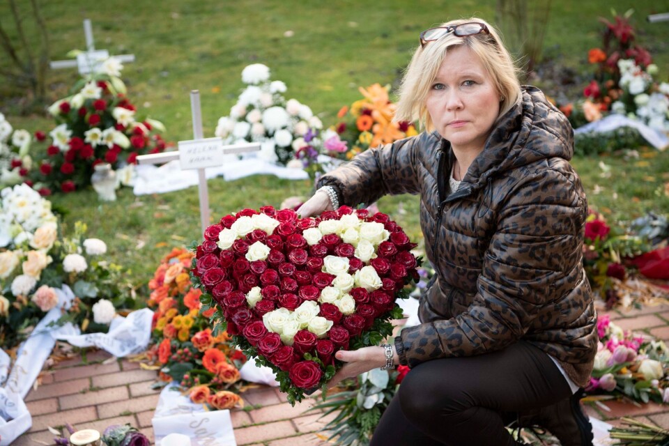 Camilla Haak med blomsterdekorationen som försvann från dotterns grav.