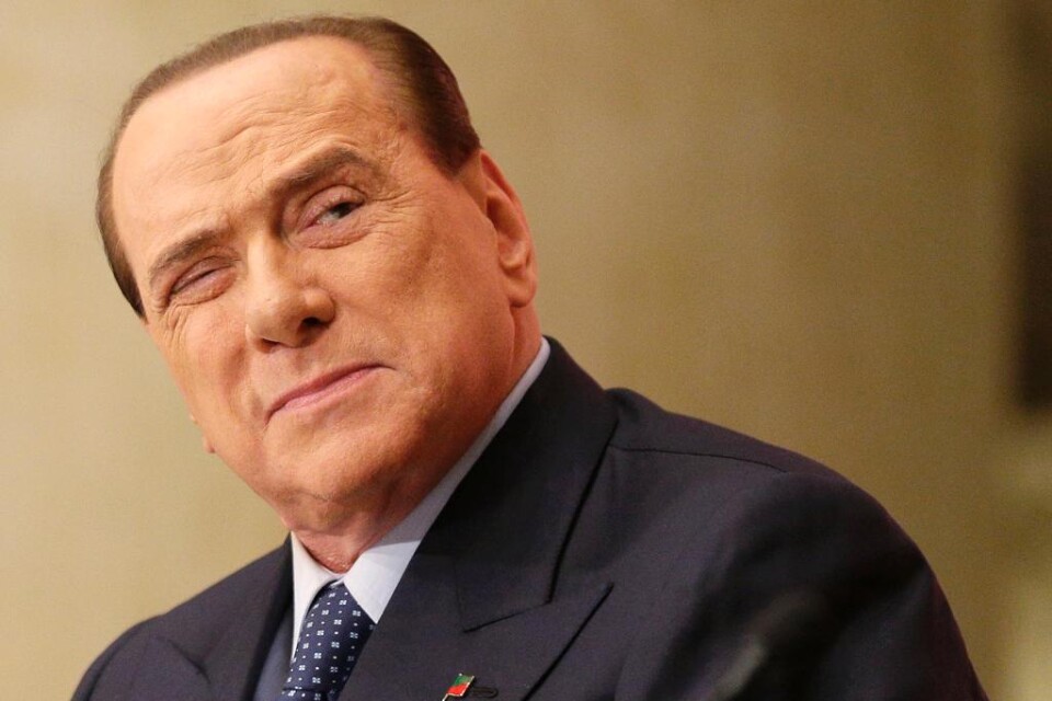 Italiens förre premiärminister Silvio Berlusconi har dömts till tre års fängelse. Han befanns skyldig till att 2006 ha mutat en senator som en del i en plan att fälla den dåvarande regeringen. Domstolen i Neapel förbjöd även Berlusconi från att inneha e