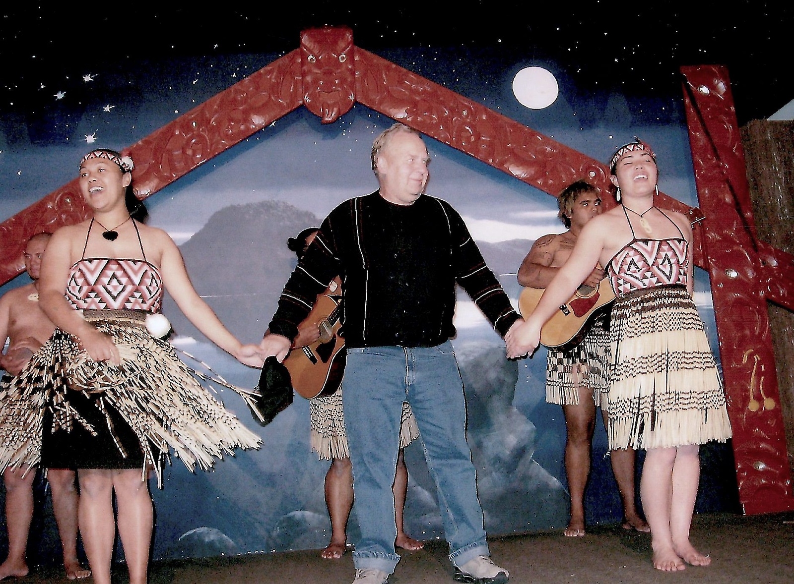 Yngve Nilsson dansar med några maorierkvinnor. Maorierna är Nya Zeelands urinvånare.                         
Foto: privat