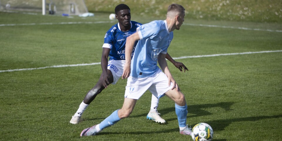 Emmanuel Godwin, provspelare från Nigeria i U21-matchen mot Malmö FF i måndags. Här försöker han stoppa Patriot Sejdiu.
