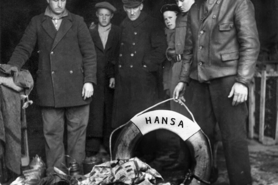 Rester av passagerarfärjan S/S Hansa bestående av en livboj, filtar och klädespersedlar visas upp i Visby hamn 24:e eller 25:e november 1944. Arkivbild.