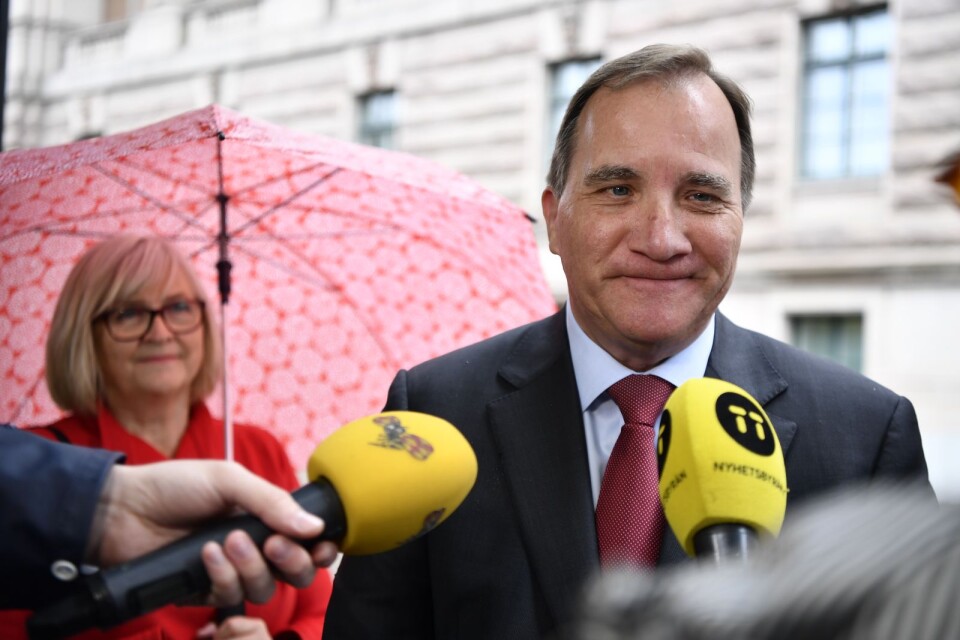 Statsminister Stefan Löfven (S) och hustrun Ulla ger en kommentar efter att ha röstat i EU-valet i vallokalen i Riksdagshuset på söndagen.