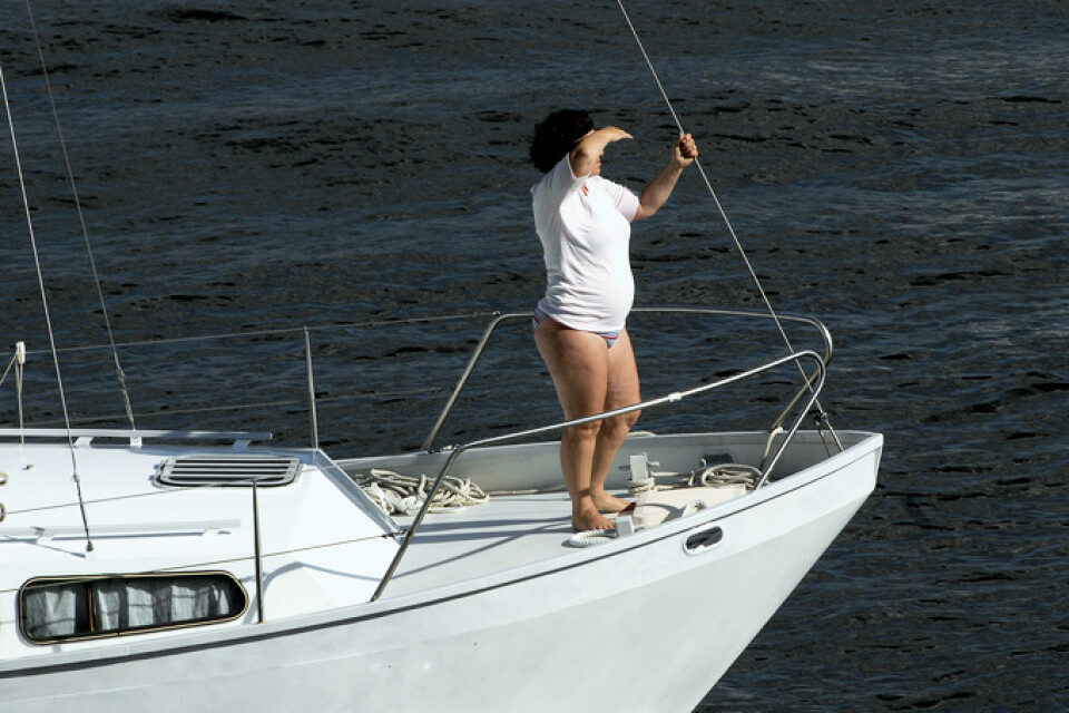En typisk båtbild. En kvinna står på fördäck och spanar. Arkivbild.