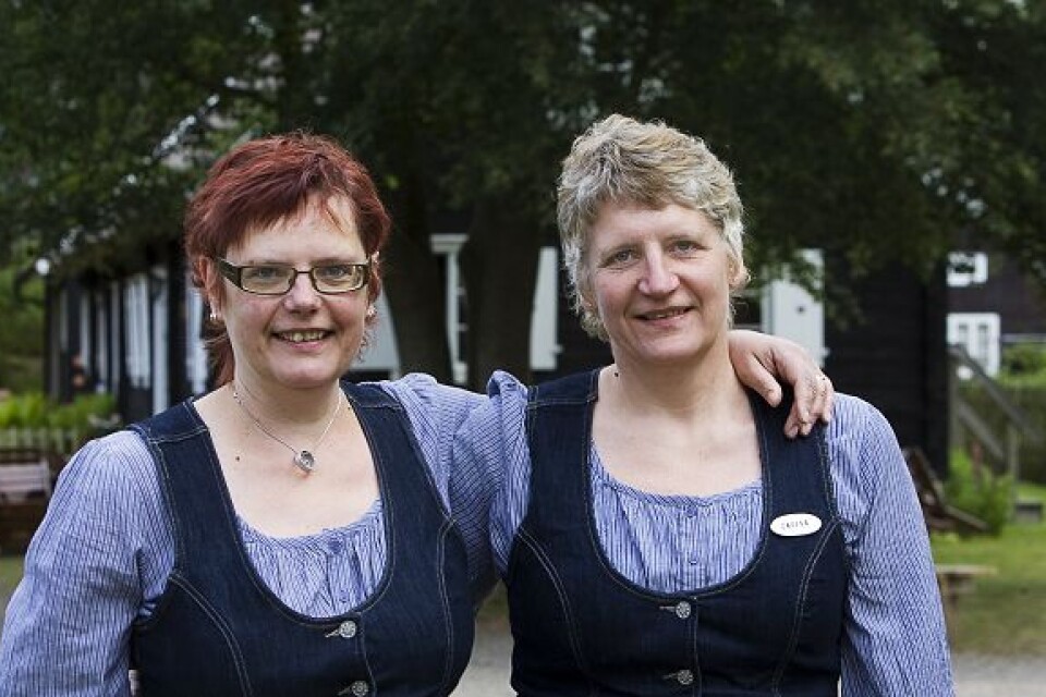 Systrarna Ingela Roos-Åkesson och Carina Henriksson har nyligen tagit över driften för vandrarhemmet i Hembygdsparken. Foto: Jörgen Alström