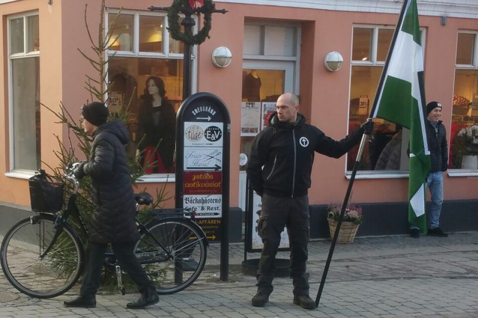 Nordiska motståndsrörelsen kunde ses på gågatan i Ystad i helgen. Bilden är tagen av en förbipasserande.