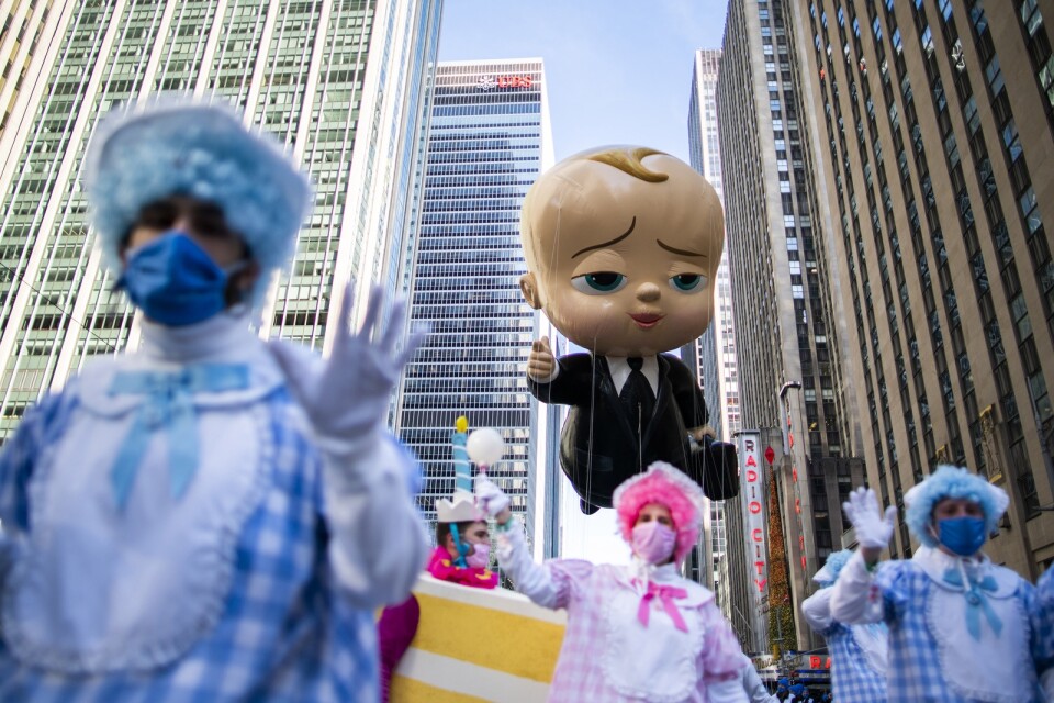 En Baby-boss-ballong glider nedför Sjätte avenyn på Manhattan under torsdagens thanksgiving-parad i New York.