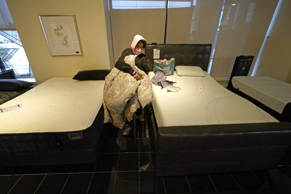 En kvinna som övernattat på Gallery Furniture, en möbelaffär i Houston som öppnades för nödställda under elkrisen i Texas. Bild från den 17 februari.