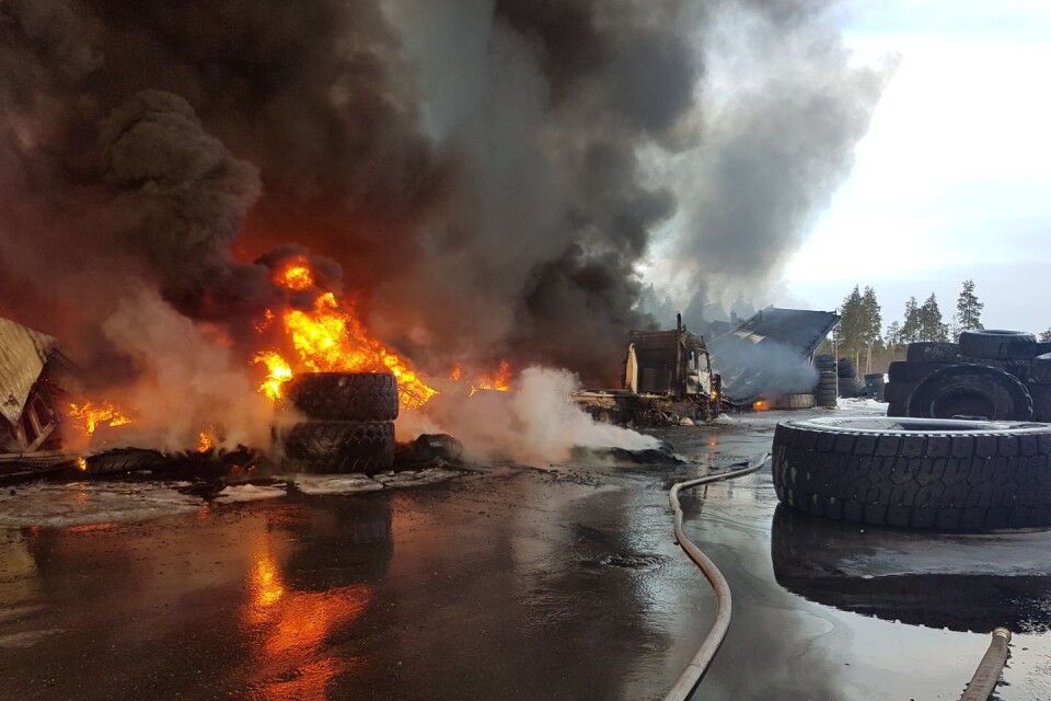 Under tidig torsdagsmorgon brann det kraftigt i en gummiverkstad i Malå.