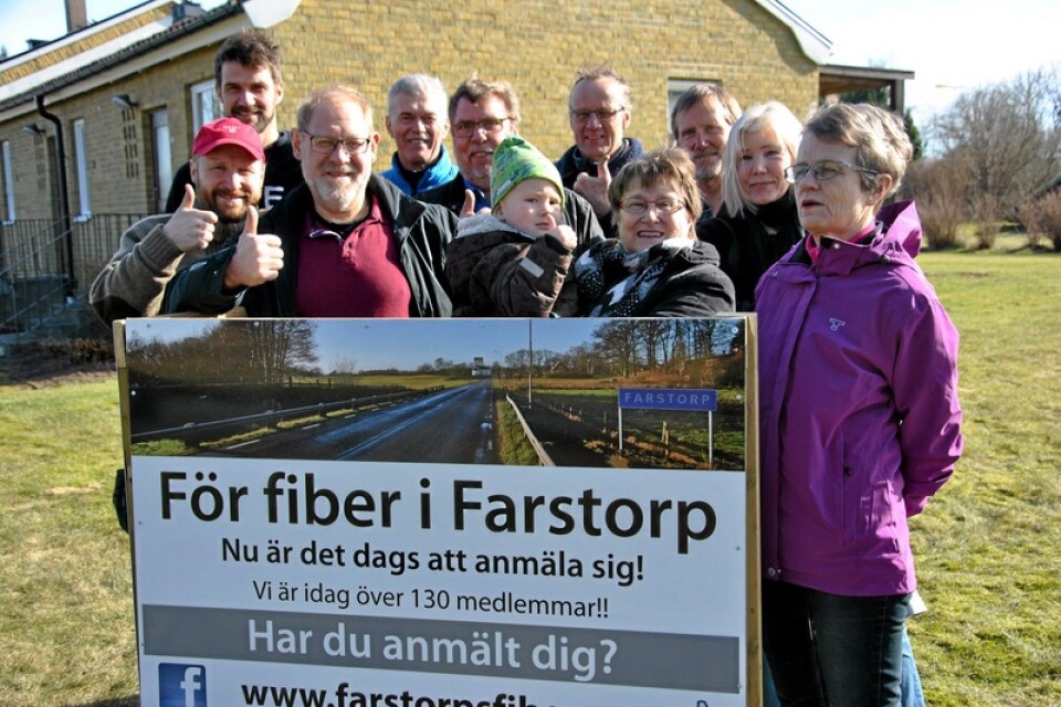 Fiber för Farstorps friska framtid! Folk från styrelse och arbetsgrupp samt lokala fiberombud ute i byarna sätter upp skyltar som berättar om den nya satsningen i församlingen. FOTO: BERTIL NILSSON