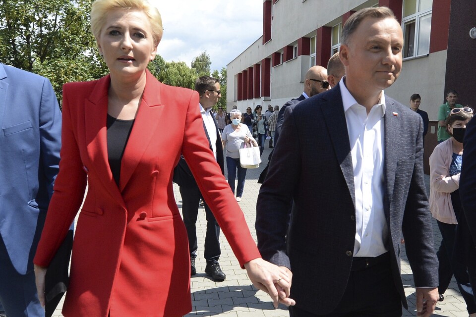 Polens president Andrzej Duda tillsammans med sin hustru Agata Kornhauser-Duda utanför vallokalen vid söndagens val.