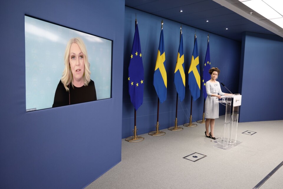 Kultur- och demokratiminister Amanda Lind och socialminister Lena Hallengren vid en digital pressträff där de meddelade regeringens besked om att Sverige går in i steg fyra i öppningsplanen.