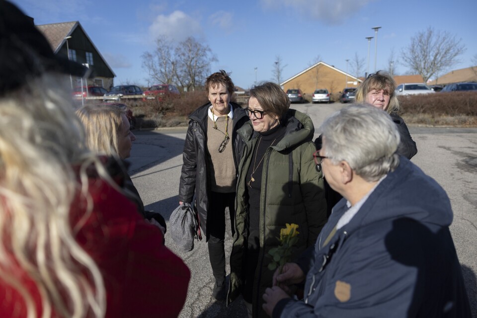 Anita Svensson (C), Ingela Bröndel (M) och Berit Olsson (S) i bakgrunden  till höger möttes av en liten grupp protesterande utanför Rosenborg – och fick tulpaner med sig som påminnelse från Sussie "Blommehörnan" Norrman.