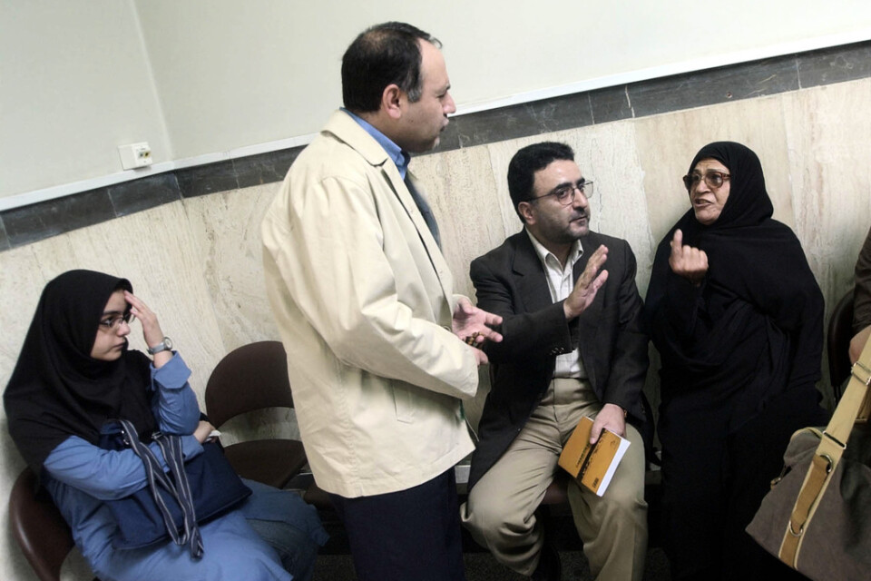 Mostafa Tajzadeh, sittandes i bild, har åter fängslats. Arkivbild.