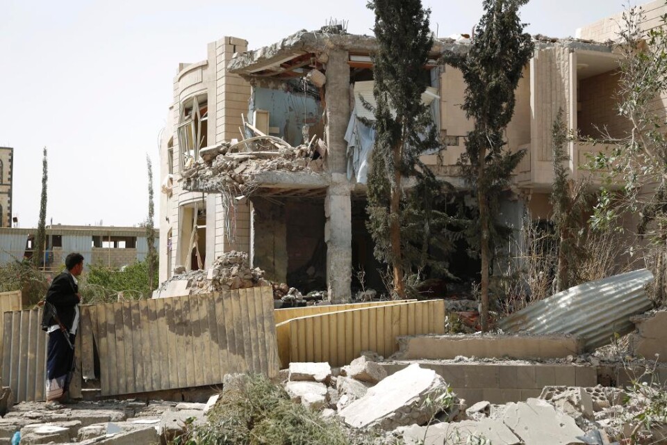 Bara timmar efter att den av FN utlysta humanitära vapenvila i Jemen trätt i kraft, kom rapporter om Saudiledda flygangrepp mot bland annat huvudstaden Sanaa. Mer än 21 miljoner människor i Jemen är i behov av hjälp enligt FN. Bakgrunden till oron är at