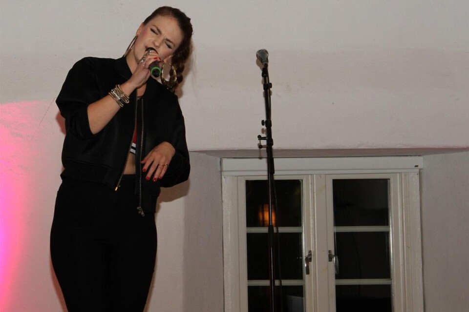 Ida Adée Olsson sjöng sin senaste låt, “Wasted on you” som kommer på singel i början av februari. Foto: Carin Svensson