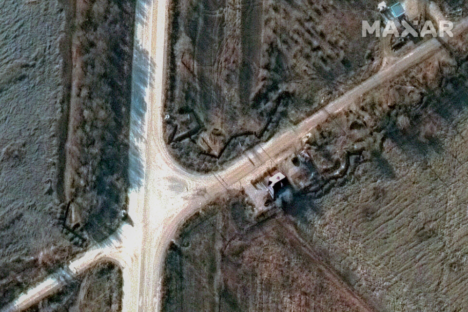 En satellitbild visar skyttegravar grävda vid en korsning nära den ryssockuperade ukrainska staden Berdjansk den 19 december 2022.