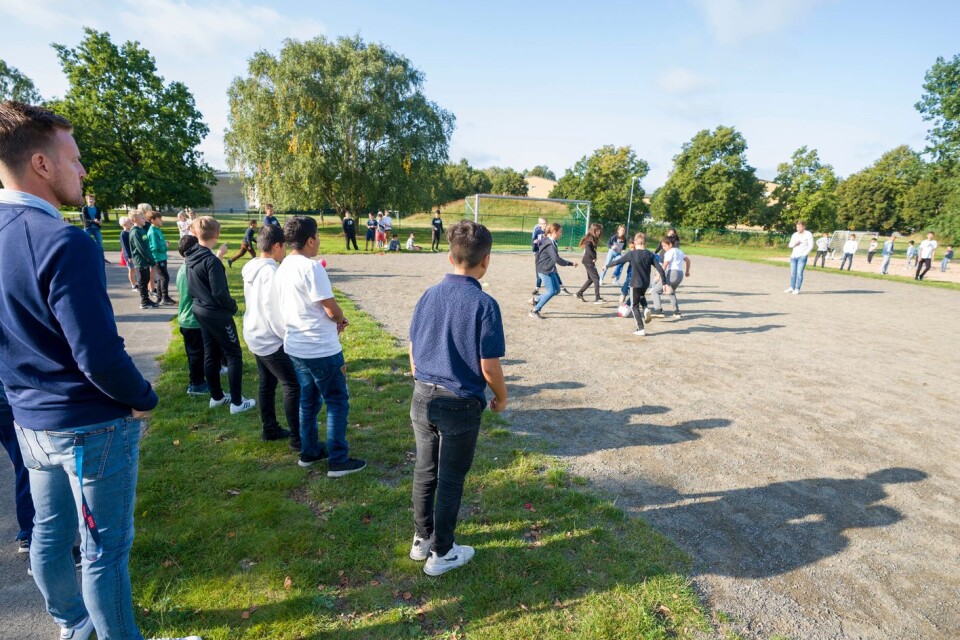 Headmaster Ola Axelsson watches as ”Champions’ League’” s in progress. The most common activity at breaks is football.