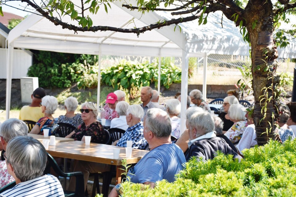 Ett 80- tal pensionärer samlades för att fika och lyssna på Stefan Nilsson.