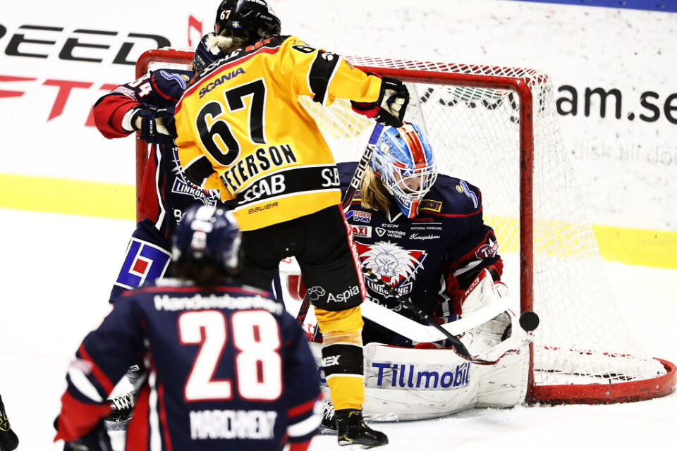 Luleås Linn Peterson, i gult, gjorde två mål borta mot Linköping. Arkivbild.