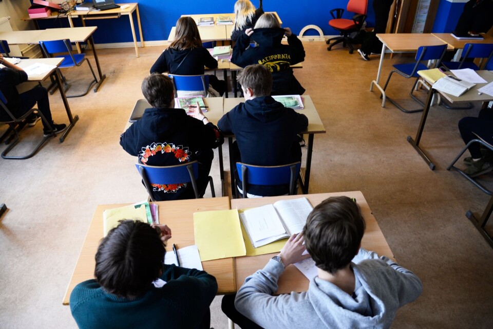 En skolanställd i Västmanland är häktad misstänkt för våldtäkt och sexuella övergrepp. Barnen på bilden har inget samband med händelsen.