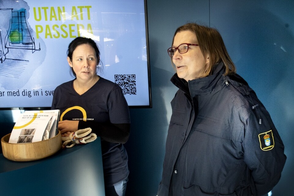 Anna Fältman, HR-specialist, och Ann Skargren, rekryteringsspecialist, på plats i  Kriminalvårdens rekryteringsbuss.