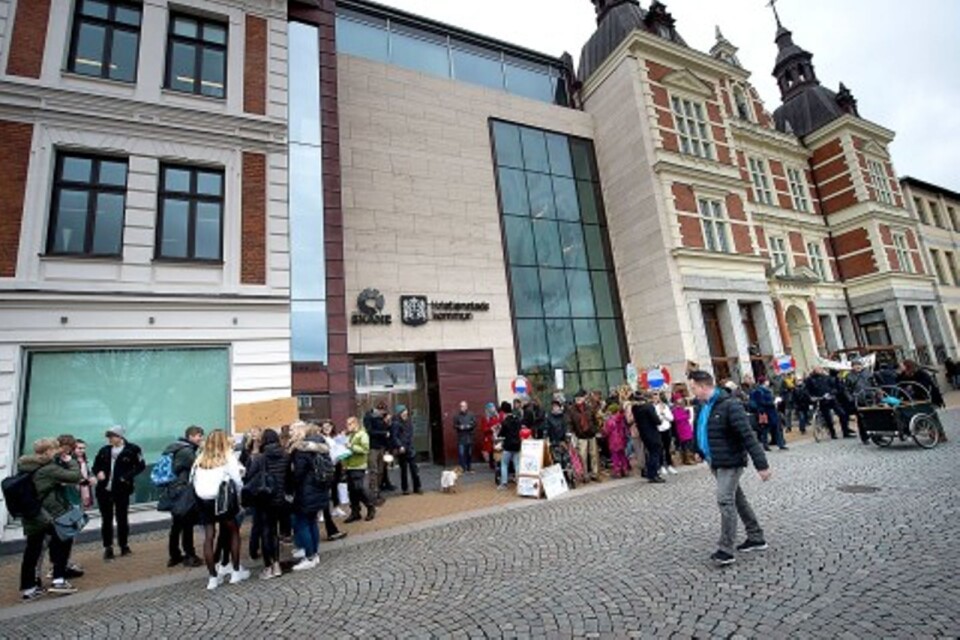 Cirka 70 personer, de flesta elever, samlades för demonstration utanför Rådhus Skåne.