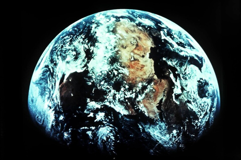 Jorden - sedd från satellit 1998. Nu, när jorden passerat läget då solen står i zenit över ekvatorn, blir natten längre än dagen. Arkivbild.