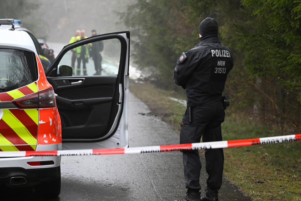 Polis framför avspärrningar nära tyska Freudenberg, där en flicka hittades död i helgen.