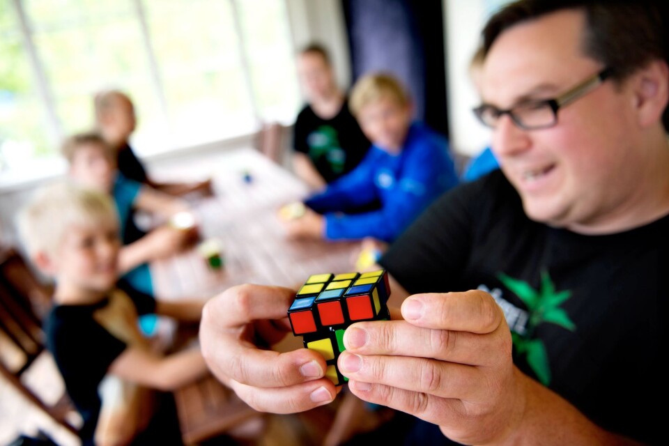Den 24 till 28 juni kan barn och vuxna lära sig att lösa Rubiks kub.