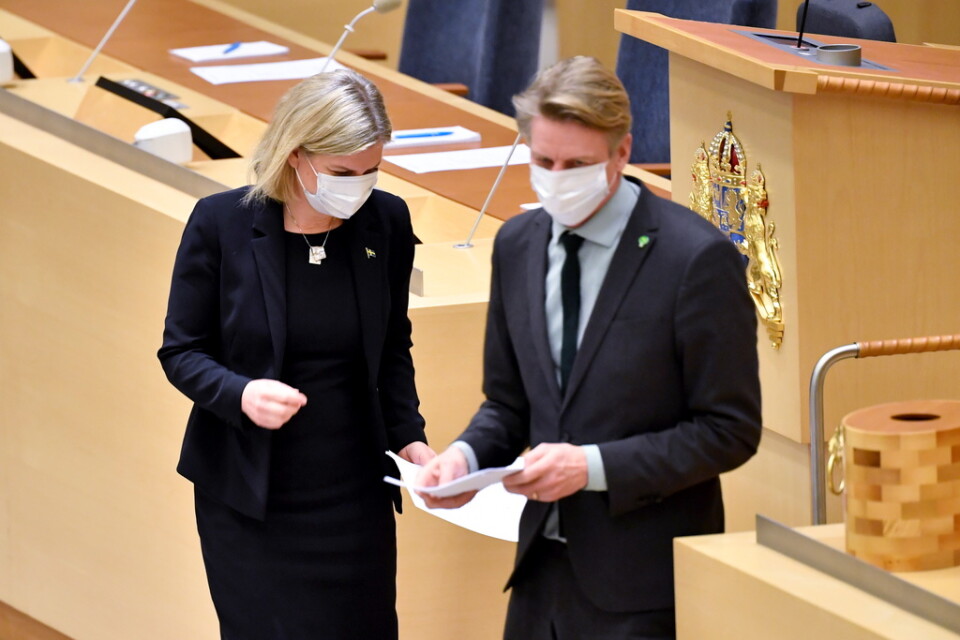 Socialdemokraternas partiledare Magdalena Andersson (S) och Miljöpartiets språkrör Per Bolund (MP) under dagens partiledardebatt i riksdagen.