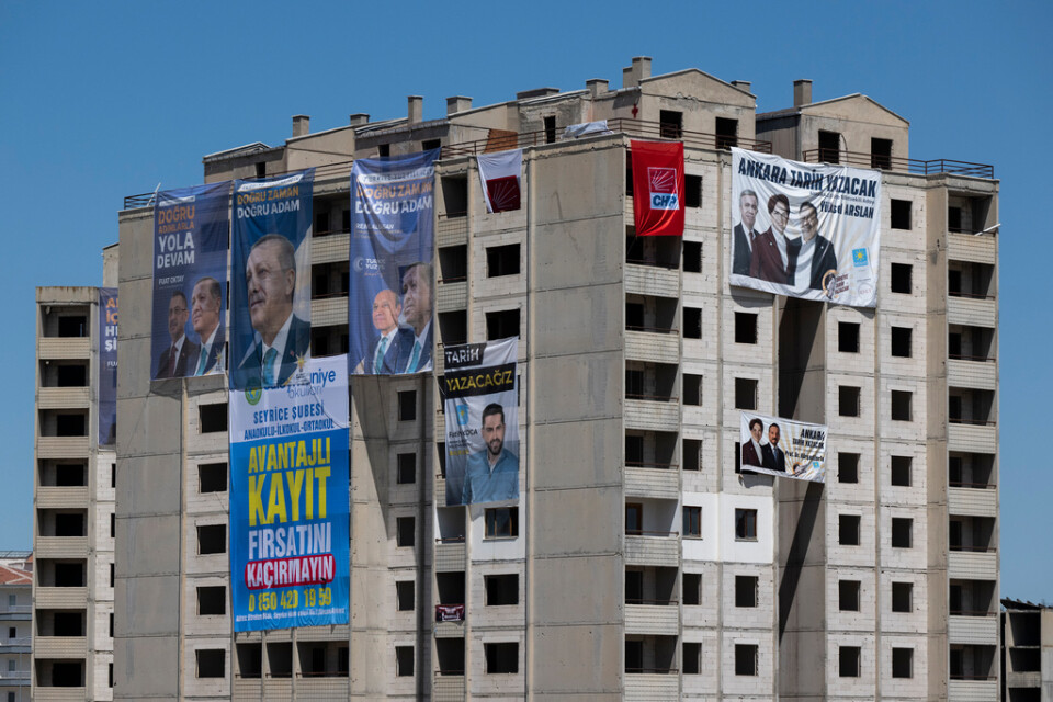 Valaffischer inför söndagens val i Turkiet på ett nybygge i Ankara.