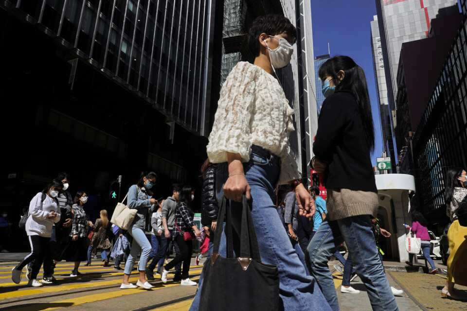 Spridningen av coronaviruset får många i Hongkong att bära masker när de rör sig ute bland folk.