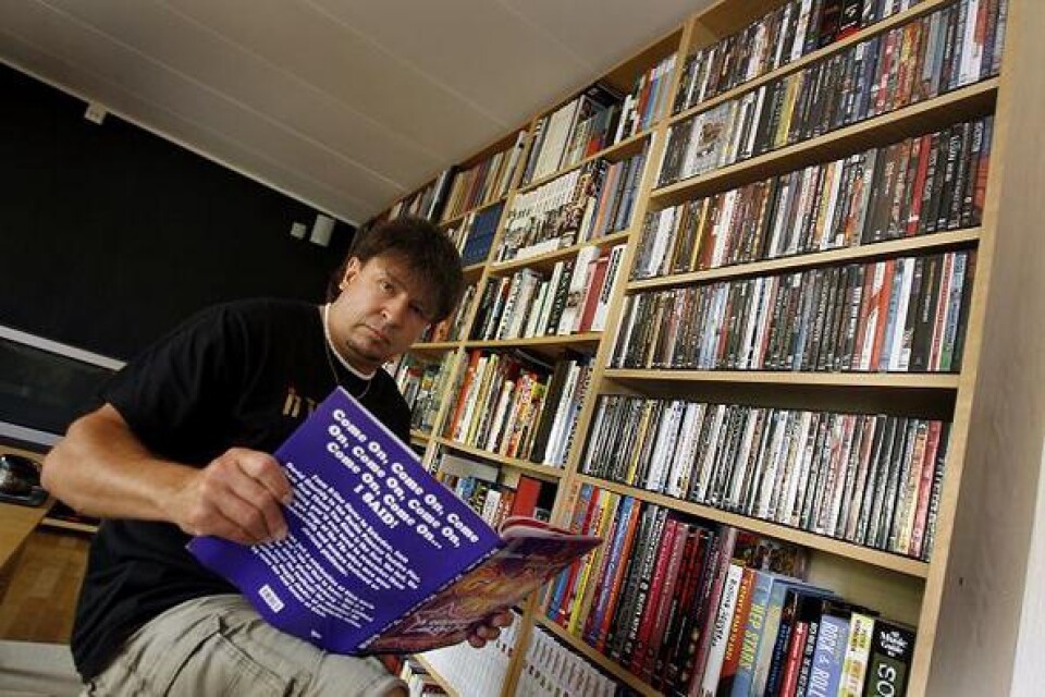 Peter Kronström i sitt rockbibliotek. Bild: Tomas Nyberg