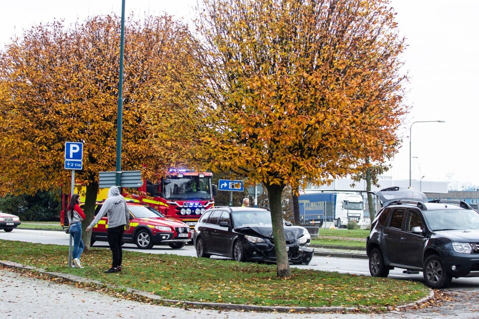 Två bilar kolliderade på Strandgatan i höjd med Dannegården vid 15.30-tiden på fredagen.