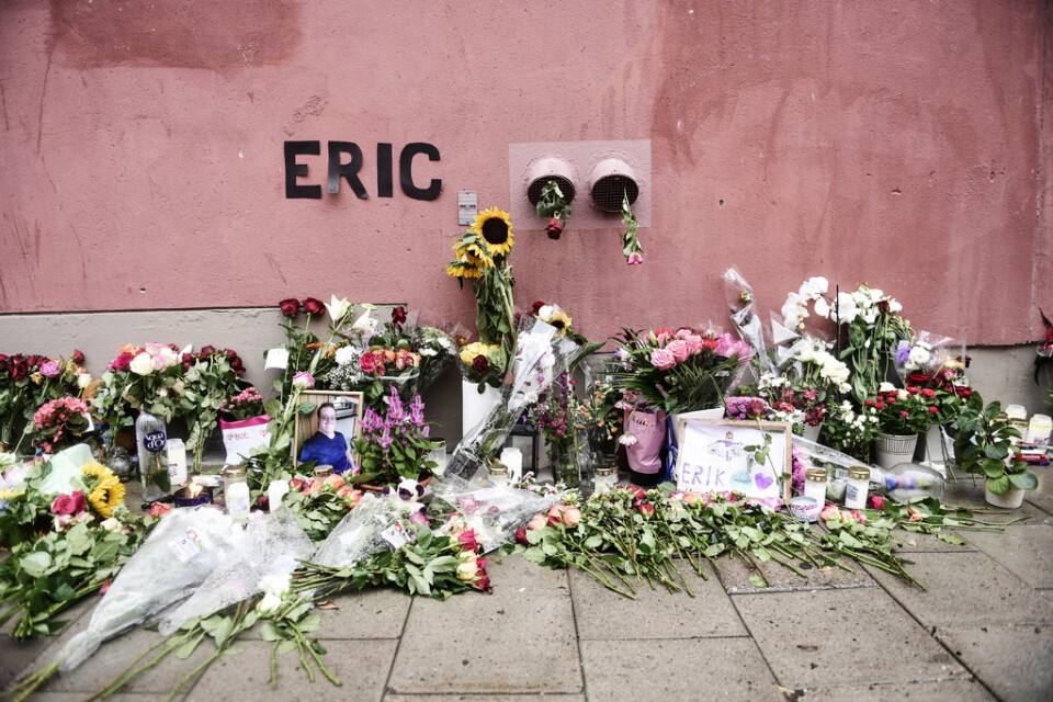 Blommor och ljus på den plats där Eric Torell sköts till döds, den 2 augusti förra sommaren. Arkivbild.