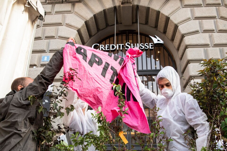 Medlemmar i Collective Climate Justice organization blockerar entrén till en bank i Zürich, Schweiz.