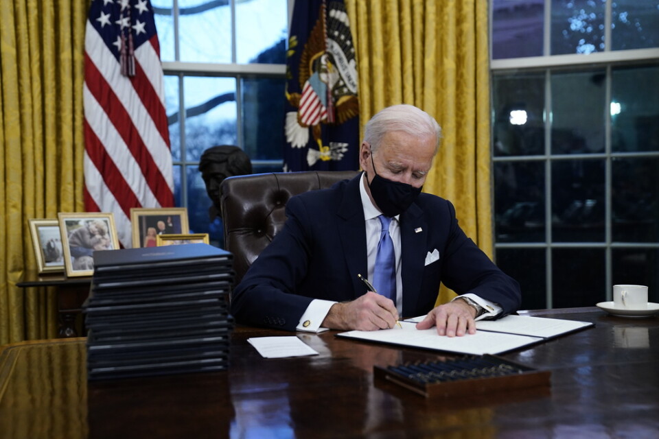 USA:s nye president Joe Biden undertecknar presidentordrar i Ovala rummet.