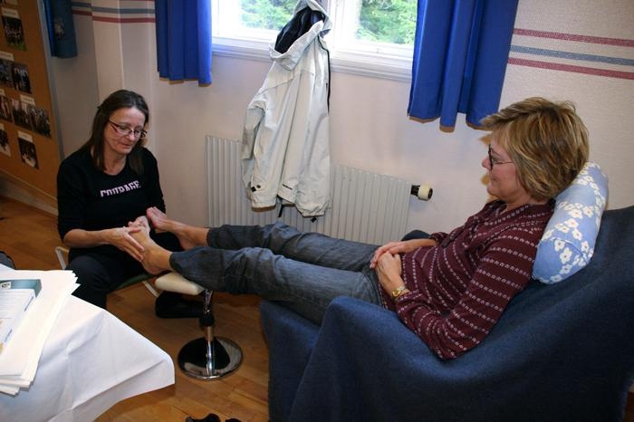 Christina Abrahamsson testar zonterapi hos Marjut Svala.